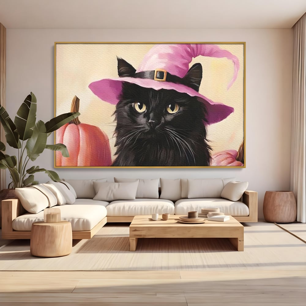 Tablou canvas cu tablou canvas cu pisica neagra si palarie, in rama de aluminiu auriu, pe perete intr-un living